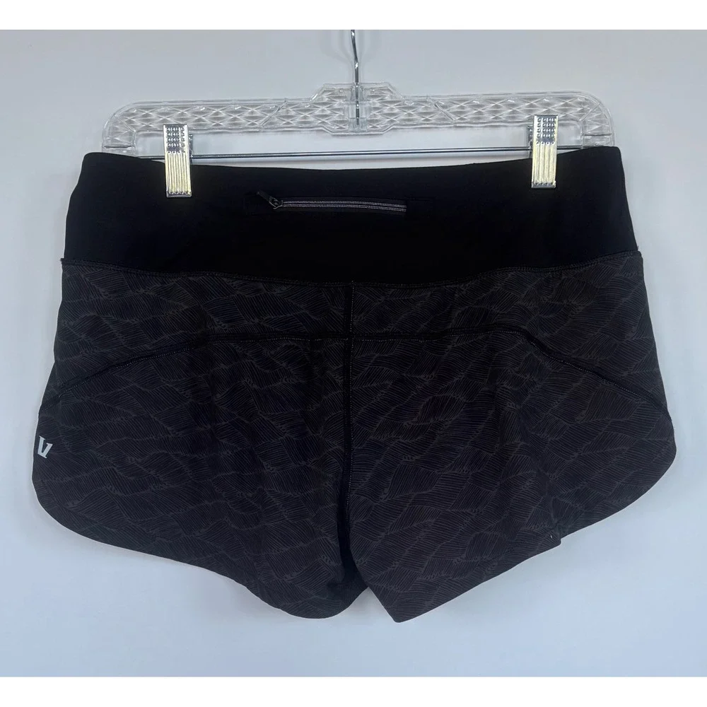Vuori Clementine Running Shorts Gray Black Wave Print Womens Small VW333 EUC Gym